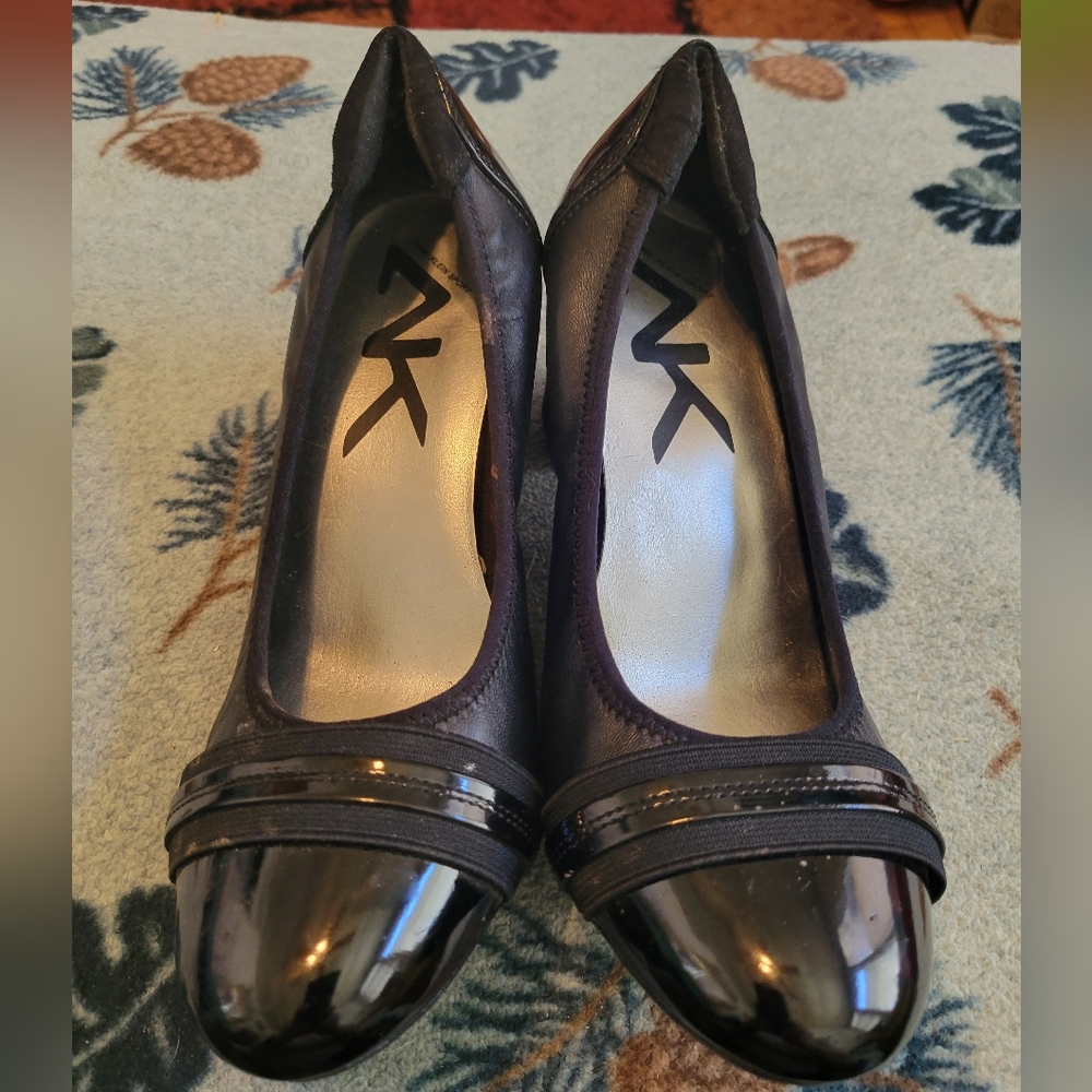 Size 7M black dress shoes.
